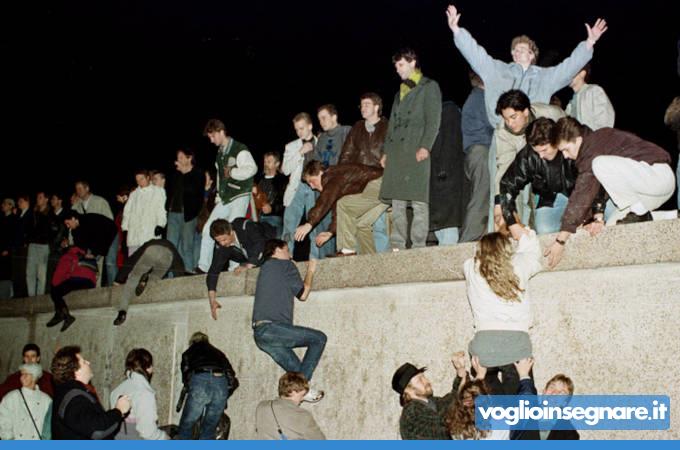 33 anni fa crollava il muro di Berlino, la lettera di Valditara alle scuole e la storia del giornalista italiano che ne causò la caduta